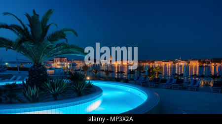 Porec, Croatie, la nuit, le pool à l'avant avec palmier Banque D'Images