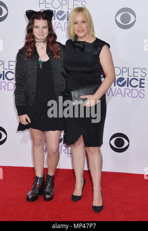 Harlow Olivia Calliope Jane, Patricia Arquette au People's Choice Awards 2015 au Nokia Theatre de Los Angeles.Harlow Olivia Calliope Jane, Patricia Arquette ------------- Red Carpet Event, Vertical, USA, Cinéma, Célébrités, photographie, Bestof, Arts, Culture et divertissement, Célébrités Topix fashion / Vertical, Best of, événement dans la vie d'Hollywood, Californie - Tapis rouge et en backstage, USA, Cinéma, Célébrités, cinéma, télévision, Célébrités célébrités musique, photographie, Arts et culture, Bestof, divertissement, Topix, verticale de la famille de l'année , 2015, inq Banque D'Images