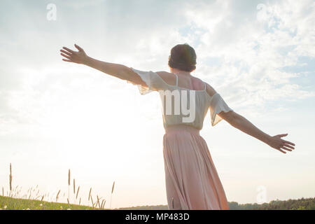 Yoga et danse rituelle du rendement par le coucher du soleil Banque D'Images