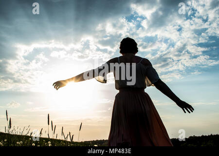 Yoga et danse rituelle du rendement par le coucher du soleil Banque D'Images