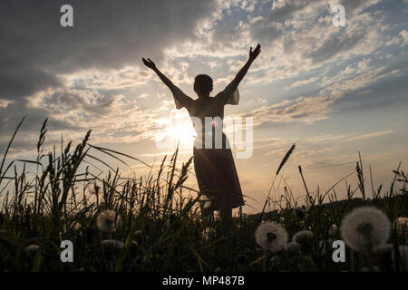 Yoga et danse rituelle du rendement par le coucher du soleil Banque D'Images