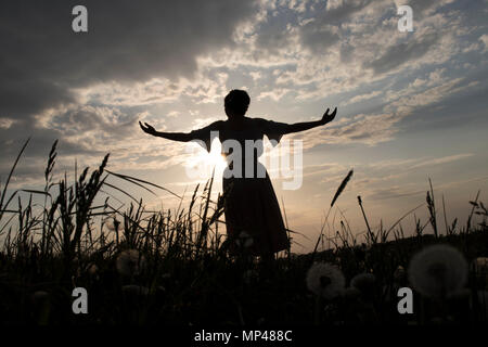 Yoga et danse rituelle du rendement par le coucher du soleil Banque D'Images