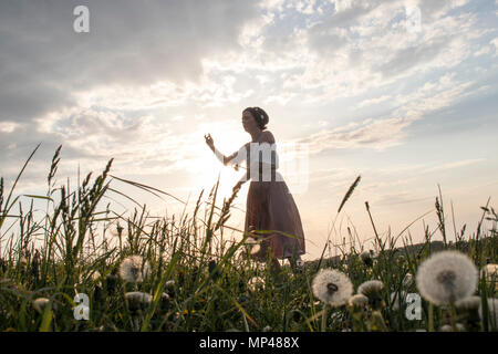 Yoga et danse rituelle du rendement par le coucher du soleil Banque D'Images