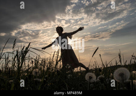 Yoga et danse rituelle du rendement par le coucher du soleil Banque D'Images