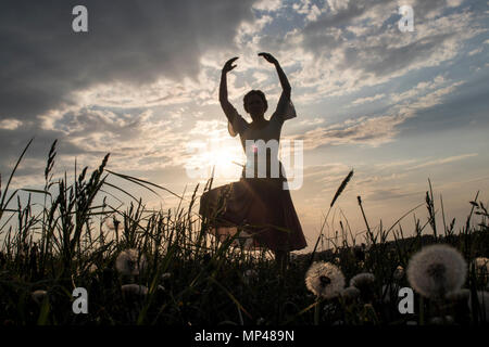 Yoga et danse rituelle du rendement par le coucher du soleil Banque D'Images