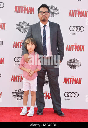 Michael Pena et fils d'arriver à l'Ant Man Première au Dolby Theatre de Los Angeles. 29 juin 2015.Michael Pena et fils ------------- Red Carpet Event, Vertical, USA, Cinéma, Célébrités, photographie, Bestof, Arts, Culture et divertissement, Célébrités Topix fashion / Vertical, Best of, événement dans la vie d'Hollywood, Californie - Tapis rouge et en backstage, USA, Cinéma, Célébrités, cinéma, télévision, Célébrités célébrités musique, photographie, Arts et culture, Bestof, divertissement, Topix, verticale de la famille de l'année 2015 tsuni@Gamma-USA.com , enquête, mari et Banque D'Images