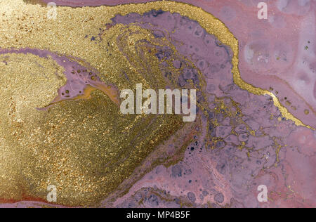 En résumé fond acrylique. La texture de l'oeuvre de marbrure violette. Modèle d'Agate. La poudre d'or. Banque D'Images