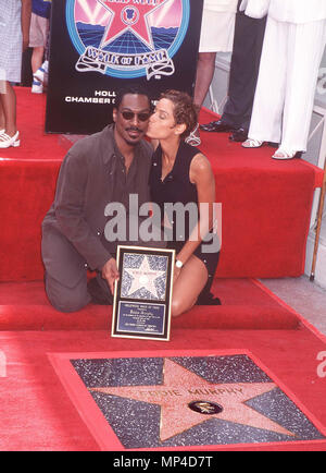 Eddie Murphy  + épouse Nicole Murphy Eddie  + w. Nicole événement dans la vie d'Hollywood, Californie - Red Carpet Event, USA, Cinéma, Célébrités, photographie, Bestof, Arts, Culture et divertissement, Célébrités, Mode Topix Meilleur de Hollywood, la vie, événement dans la vie d'Hollywood, Californie - cinéma, télévision, célébrités, célébrités de la musique, Topix Bestof, Arts, Culture et loisirs, photographie, tsuni@Gamma-USA.com , Tsuni enquête de crédit / USA, recevoir une étoile sur le Hollywood Walk of Fame à Los Angeles, de 1993 à 1999 Banque D'Images