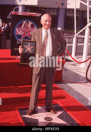 Stewart Patrick Stewart Patrick debout sur... Événement dans la vie d'Hollywood, Californie - Red Carpet Event, USA, Cinéma, Célébrités, photographie, Bestof, Arts, Culture et divertissement, Célébrités, Mode Topix Meilleur de Hollywood, la vie, événement dans la vie d'Hollywood, Californie - cinéma, télévision, célébrités, célébrités de la musique, Topix Bestof, Arts, Culture et loisirs, photographie, tsuni@Gamma-USA.com , Tsuni enquête de crédit / USA, recevoir une étoile sur le Hollywood Walk of Fame à Los Angeles, de 1993 à 1999 Banque D'Images