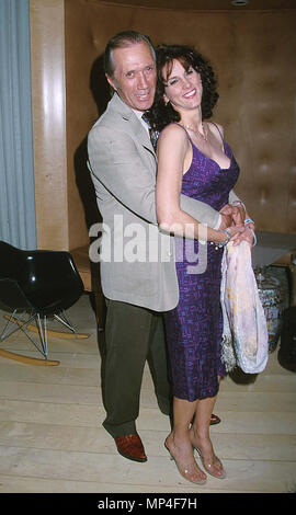 David Carradine & Marina (w) - David Carradine & Marina (w) 2006, à Hollywood, Californie - La vie de l'événement Tapis Rouge, USA, Cinéma, Célébrités, photographie, Bestof, Arts, Culture et divertissement, Célébrités, Mode Topix Meilleur de Hollywood, la vie, événement dans la vie d'Hollywood, Californie - Tapis rouge et en backstage, cinéma, télévision, célébrités, célébrités de la musique, Topix Bestof, Arts, Culture et divertissement, vertical, une seule personne, la photographie, les trois quarts, de 1993 à 1999, l'enquête de crédit , tsuni@Gamma-USA.com Tsuni / USA,  = = = Red Carpet Event, USA, l'industrie du cinéma, des célébrités, Photo Banque D'Images