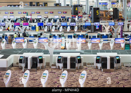 Vue aérienne du hall des départs du terminal 4 de l'aéroport de Changi utilisez principalement l'enregistrement en libre-service pour réduire les effectifs. Singapour. Banque D'Images