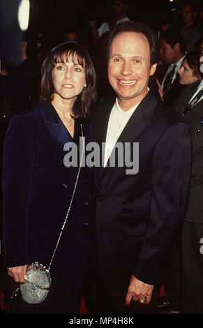 Cristal, Billy & Janice -femme -un Billy Crystal. Janice événement dans la vie d'Hollywood, Californie - Red Carpet Event, USA, Cinéma, Célébrités, photographie, Bestof, Arts, Culture et divertissement, Célébrités, Mode Topix Meilleur de Hollywood, la vie, événement dans la vie d'Hollywood, Californie - Tapis rouge et en backstage, cinéma, télévision, célébrités, célébrités de la musique, Topix Bestof, Arts, Culture et divertissement, vertical, une seule personne, la photographie, les trois quarts, de 1993 à 1999, l'enquête de crédit , tsuni@Gamma-USA.com Tsuni / USA,  = = = Red Carpet Event, USA, l'industrie du cinéma, des célébrités, Photographie Banque D'Images