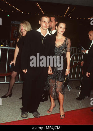 Johnny Depp et Kate Moss Kate Moss et Johnny Depp -1un événement dans la vie d'Hollywood, Californie - Red Carpet Event, USA, Cinéma, Célébrités, photographie, Bestof, Arts, Culture et divertissement, Célébrités, Mode Topix Meilleur de Hollywood, la vie, événement dans la vie d'Hollywood, Californie - Tapis rouge et en backstage, cinéma, télévision, célébrités, célébrités de la musique, Topix Bestof, Arts, Culture et divertissement, vertical, une seule personne, la photographie, les trois quarts, de 1993 à 1999, l'enquête de crédit , tsuni@Gamma-USA.com Tsuni / USA,  = = = Red Carpet Event, USA, Cinéma, Célébrités, Photographie Banque D'Images