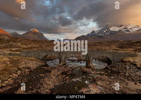 Cuillin Hills Sligachan avec pont sur l'île de Skye, Écosse Banque D'Images