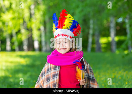 Peu drôle fille jouant native American Banque D'Images