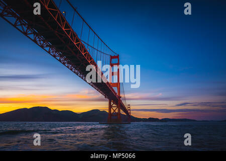 Le Golden Gate Bridge au coucher du soleil à partir de Fort Point, San Francisco, California, USA Banque D'Images