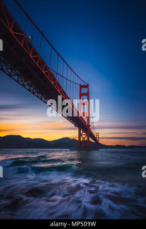 Le Golden Gate Bridge au coucher du soleil à partir de Fort Point, San Francisco, California, USA Banque D'Images