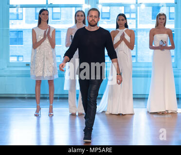 NEW YORK, NY - 13 Avril 2018 : Designer Justin Alexander promenades la piste au printemps 2019 Justin Alexander Suite Nuptiale Collection Défilé Pendant NY Banque D'Images