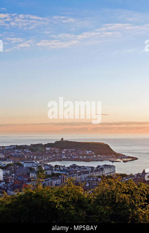 Le Château de Scarborough pointe et le port au lever du soleil, vu depuis le sommet du Mont d'Oliver. Banque D'Images