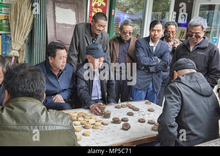 De vieux hommes jouant Xiangqi, échecs chinois, Jiayuguan, Gansu, Chine Banque D'Images