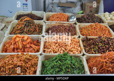 Des salades fraîches et légumes marinés au marché à Dunhuang, Gansu, Chine Banque D'Images