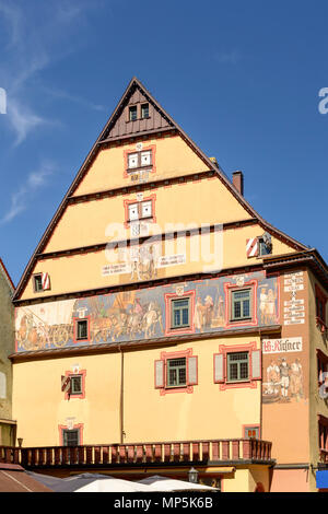 Avis de peintures sur la vieille façade de maison, tourné dans des conditions de lumière printanière à Rottweil, Baden Wuttenberg, Allemagne Banque D'Images