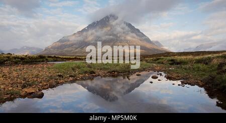 Un petit panoramique 2:1 de l'icône de vue de Buachaille Etive Mor à Glencoe. La photo a été prise tôt le matin des rives de la rivière Etive Banque D'Images