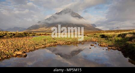 Un petit panoramique 2:1 de l'icône de vue de Buachaille Etive Mor à Glencoe. La photo a été prise tôt le matin des rives de la rivière Etive Banque D'Images