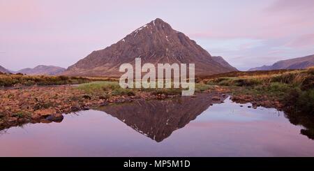 Un petit panoramique 2:1 de l'icône de vue de Buachaille Etive Mor à Glencoe. La photo a été prise tôt le matin des rives de la rivière Etive Banque D'Images