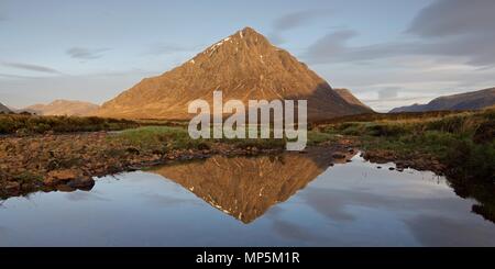 Un petit panoramique 2:1 de l'icône de vue de Buachaille Etive Mor à Glencoe. La photo a été prise tôt le matin des rives de la rivière Etive Banque D'Images