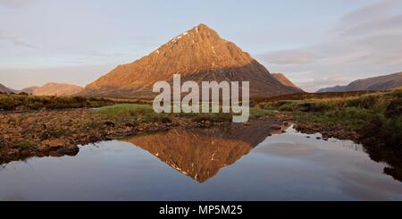 Un petit panoramique 2:1 de l'icône de vue de Buachaille Etive Mor à Glencoe. La photo a été prise tôt le matin des rives de la rivière Etive Banque D'Images