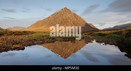 Un petit panoramique 2:1 de l'icône de vue de Buachaille Etive Mor à Glencoe. La photo a été prise tôt le matin des rives de la rivière Etive Banque D'Images