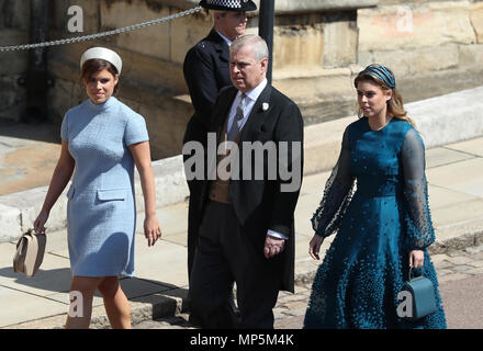 La princesse Eugénie (à gauche), le duc d'York et Princesse Béatrice arrivent à la Chapelle St George du château de Windsor pour le mariage du prince Harry et Meghan Markle Banque D'Images