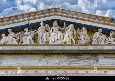 Athènes, Attica-Greece.Détail du fronton figure sculpture, sur le thème de la naissance de la déesse Athéna sur la façade de l'Académie d'Athènes Banque D'Images