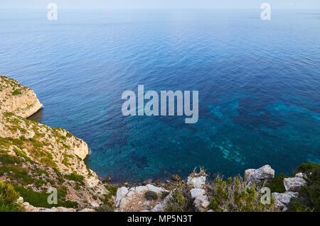 Vue pittoresque de Cala Codolar eaux transparentes, mer et falaises environnantes près de El Pilar de la Mola à Formentera (Baléares, Espagne) Banque D'Images