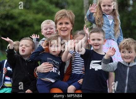 Premier ministre Nicola Sturgeon avec enfants de Bridgeton familiale alors qu'elle visite le Cuningar Loop à Glasgow où elle a révélé de nouveaux investissements pour la régénération de la passerelle de Clyde, qui couvre l'est de Glasgow et de la partie nord de South Lanarkshire. Banque D'Images
