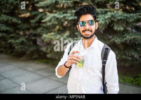 Portrait de jeune homme à lunettes verre mojito boisson d'été dans les rues à l'extérieur Banque D'Images