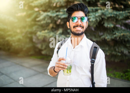 Portrait de jeune homme à lunettes verre mojito boisson d'été dans les rues à l'extérieur Banque D'Images