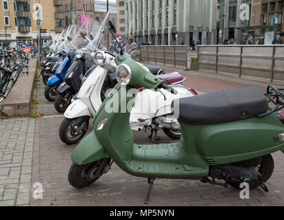 Amsterdam, Hollande, avril 2018, les scooters et les petites motos garées sur un trottoir, à proximité du centre-ville. Banque D'Images