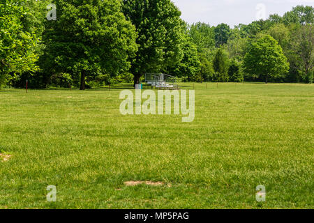 Ensemble de gradins dans un parc pour spectors à regarder des événements sportifs Banque D'Images