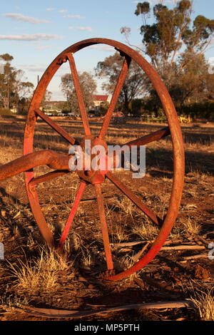 Quorn l'Australie du Sud, vue du terrain grâce à la roue des équipements agricoles obsolètes de gauche à la rouille dans la lumière du midi Banque D'Images