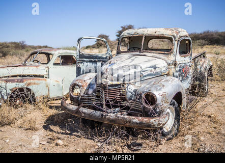 La rouille des voitures classiques abandonnés dans le désert de Namib, Namibie Banque D'Images