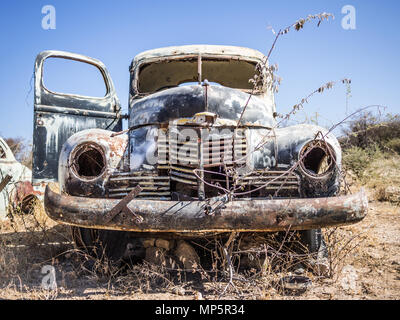 Classic car abandonnés de la rouille dans le désert de Namib, Namibie Banque D'Images