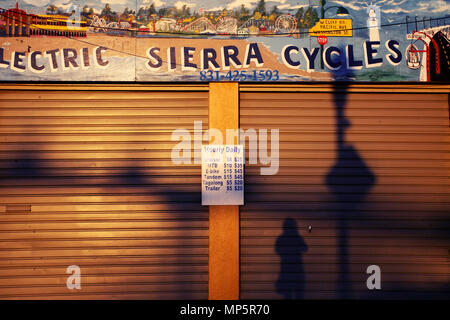 Santa Cruz, Californie, le 14 janvier 2012 : fermé boutique Electric cycles Sierra avec les heures d'ouverture Banque D'Images