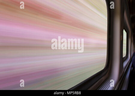 Paysage abstrait floue d'un canyon de grès vu de la fenêtre d'un train en mouvement - travel concept Banque D'Images