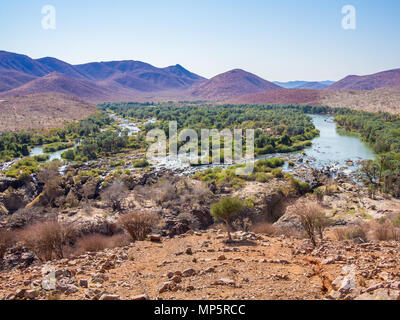 Vue panoramique sur la rivière Kunene Epupa Falls et à la frontière entre la Namibie et l'Angola, l'Afrique Banque D'Images