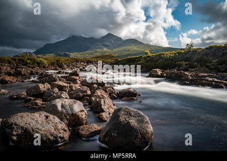 Paysage écossais des Highlands - rivière Sligachan, île de Skye, Royaume-Uni avec les Cuillins, au loin Banque D'Images