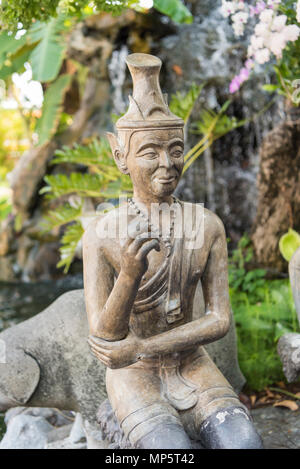 Le visage d'une sculpture dans le parc du Wat Pho (Temple du Bouddha couché de la), ou Wat Phra Chetuphon Bangkok Thaïlande Banque D'Images