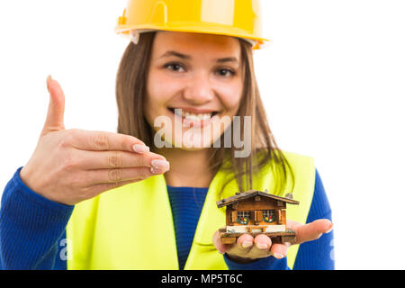 Jeune femme architecte ou ingénieur holding miniature house et la présentation de projet en tant que concept immobilier isolé sur fond blanc Banque D'Images