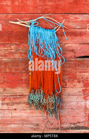 Filet de pêche accroché au mur pour le séchage Banque D'Images